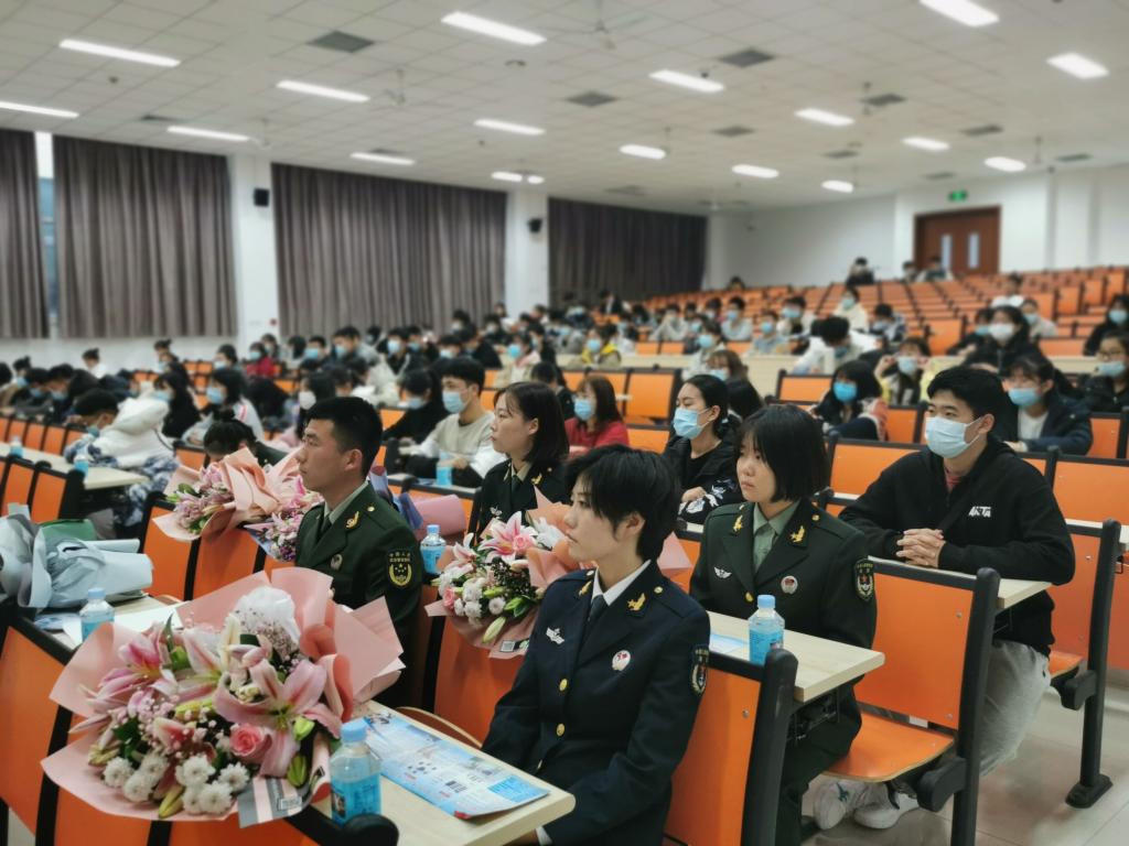 参会员工认真聆听报告会